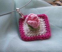 /album/evi-horgolasleiras-gyujtemenye/a-horgolt-medal-horgolt-rozsa-kezdoknek-jpg/